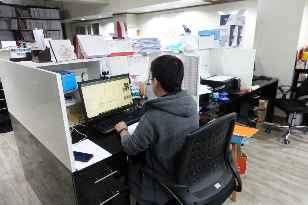 フィリピン留学 Cebu21 - Monol-Staff Office-8